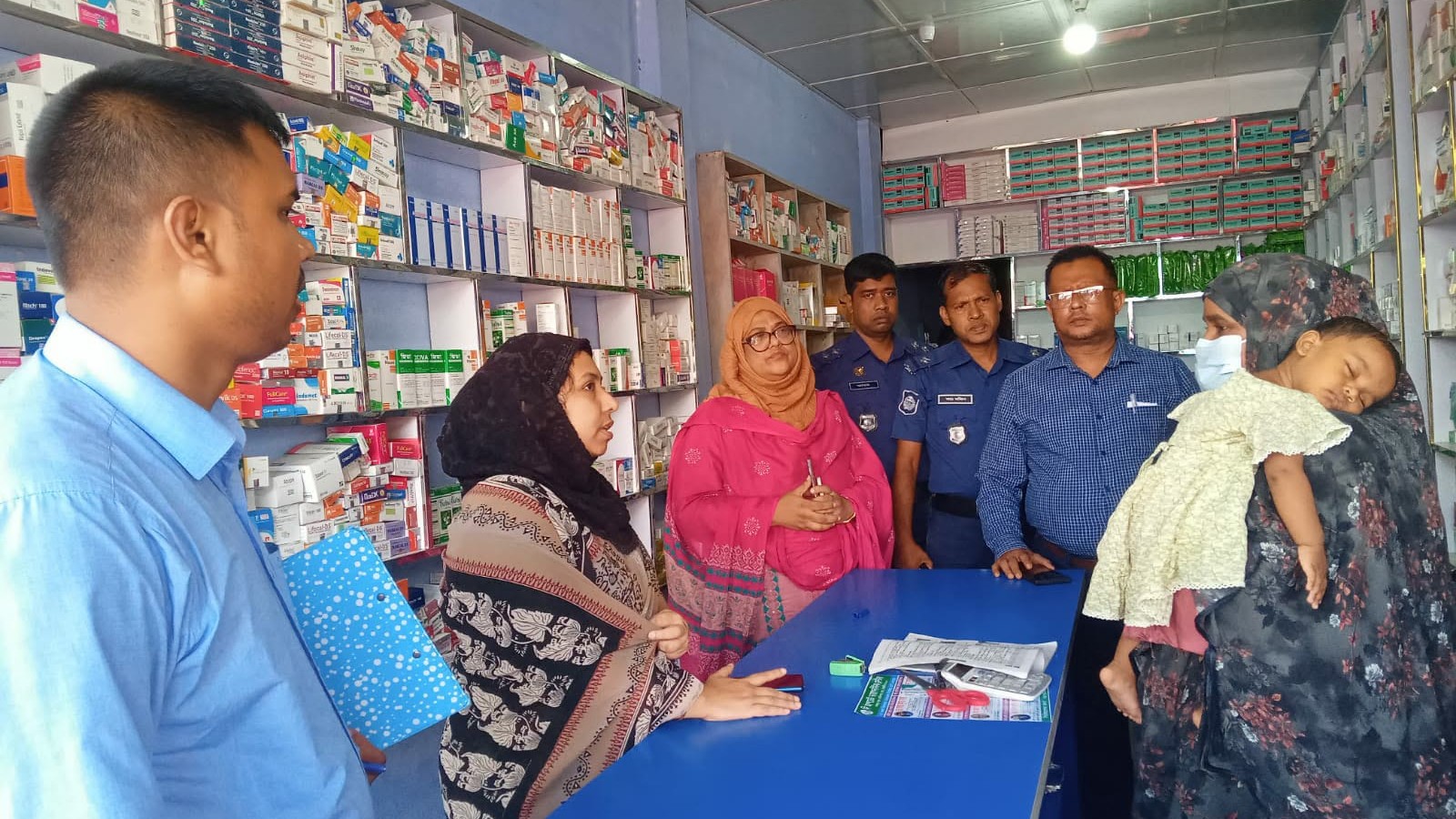 পদার্থবিজ্ঞানে পড়েও চিকিৎসক পরিচয়ে প্রেসক্রিপশন, ফার্মেসি মালিককে জরিমানা